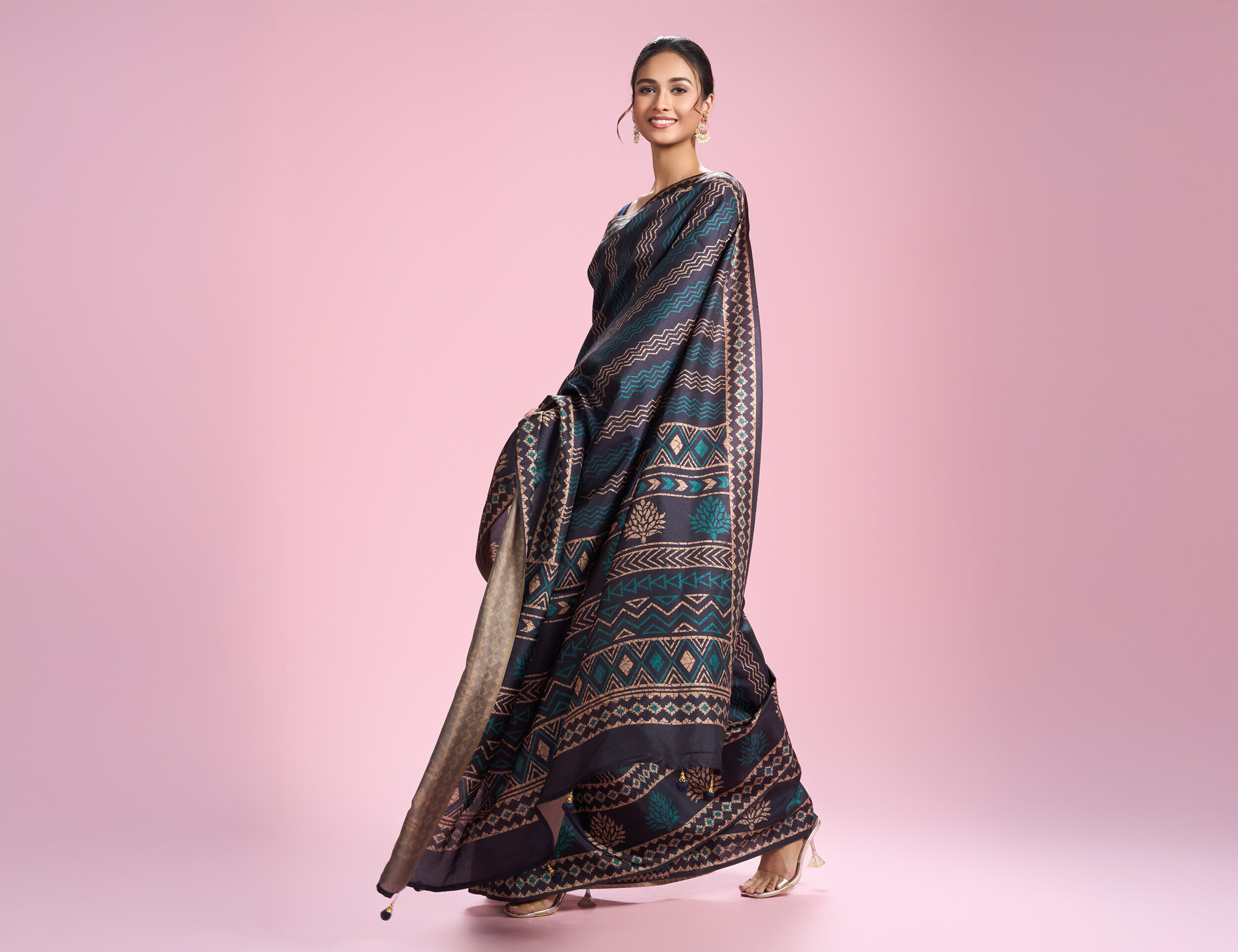 Women flaunting her Midnight Black Lotus Lead Patterned Saree
